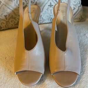 Enzo Angiolino peep toe sling back 3 inch heels cream colored leather size 8.5